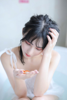 两片大荫唇之间已经湿漉漉的一片